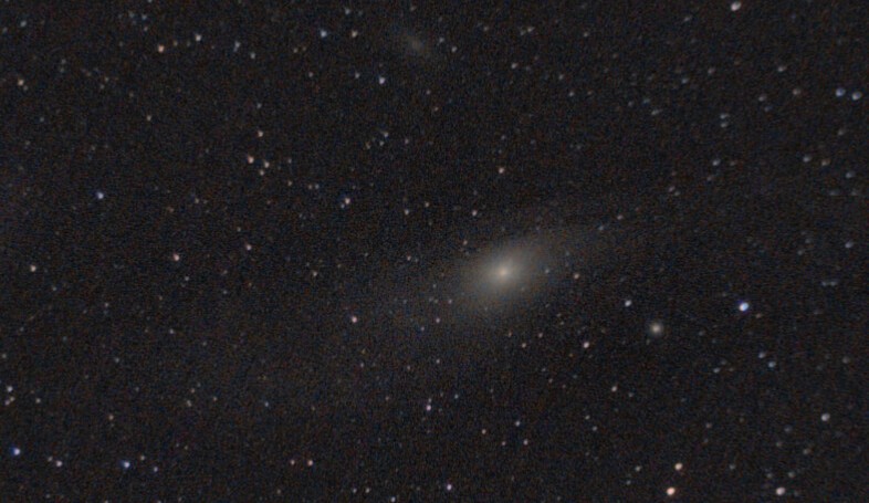 M31，又名仙女座星系，拍摄于2023年9月15日。能依稀看见 M31 的几条旋臂。同时可见 M31 上方偏左的 M110星系，和右下角的 M32星系。左下角几颗蓝色的星属于仙女座。